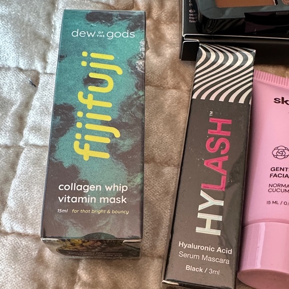 Large Box of Assorted Beauty and Skincare Collections - Picture 13 of 15